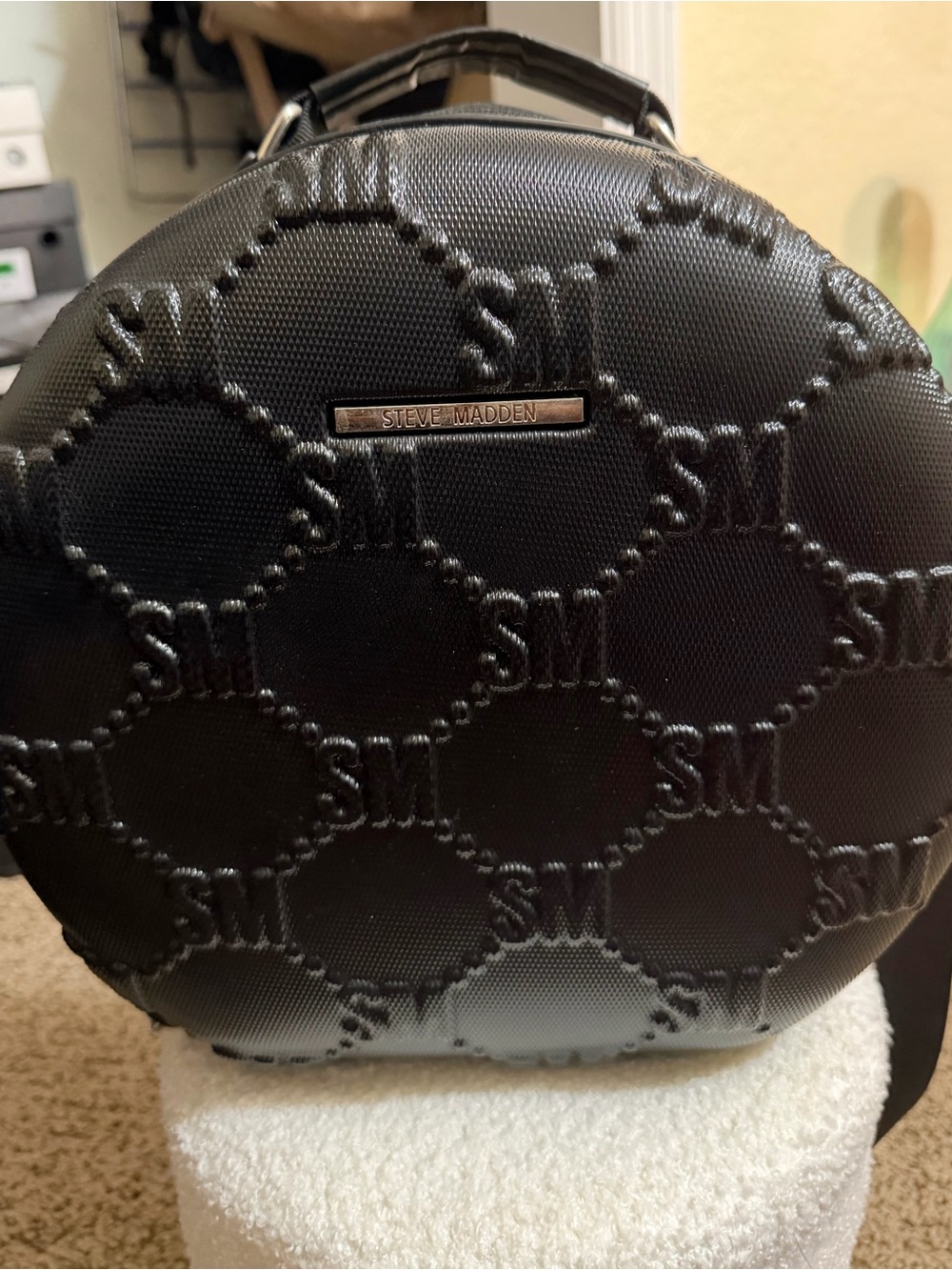 Steve Madden Black Round Travel case